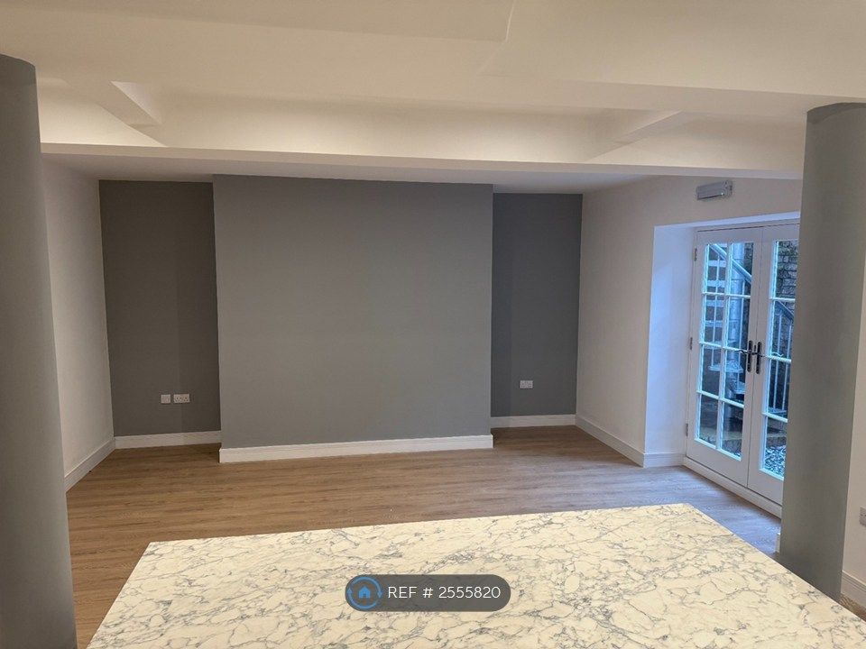 Property photo 3 of 12 Lounge 2