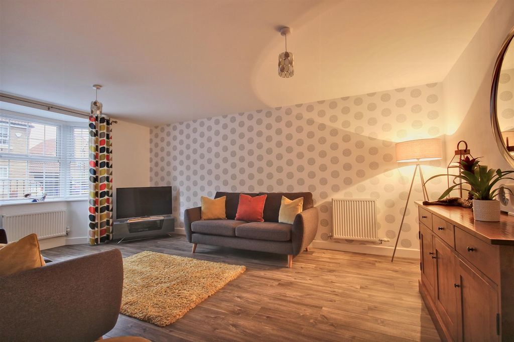 Property photo 3 of 19 Lawrance Av (9).Jpg