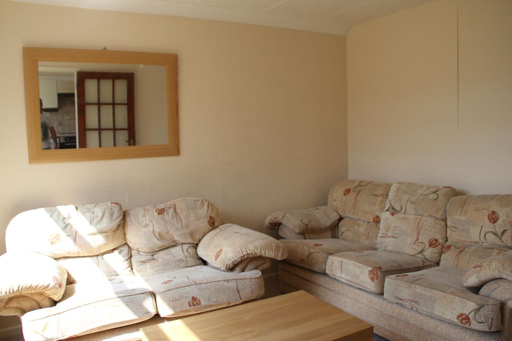 Property photo 3 of 6 Living Room