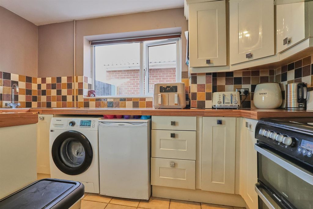 Property photo 2 of 14 Kitchen