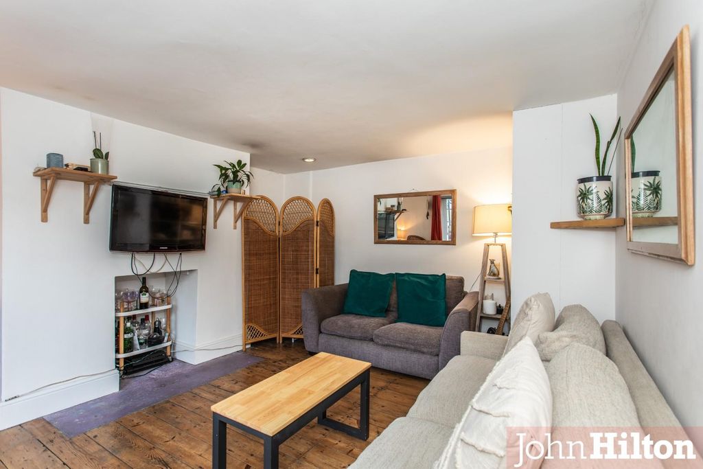 Property photo 3 of 13 Grand Parade27.Jpg