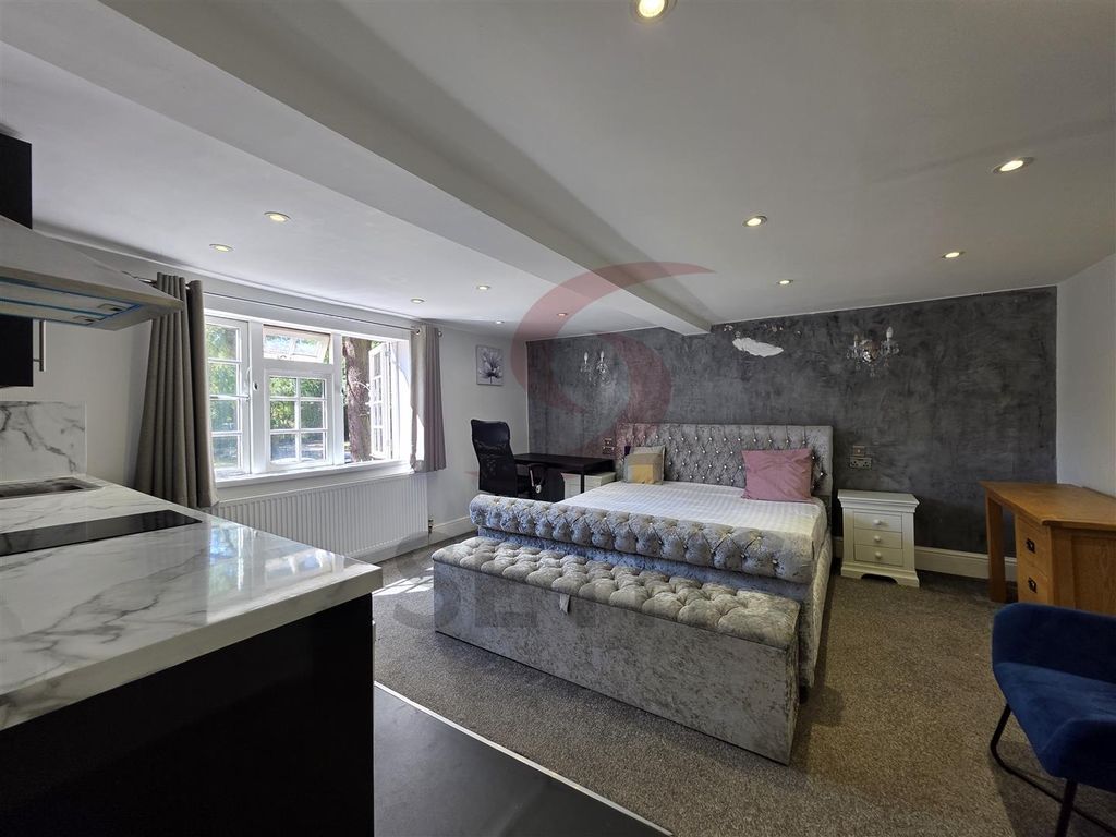Property photo 1 of 5 Studio