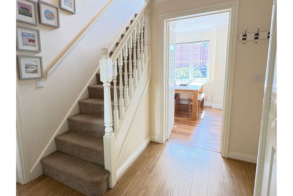 Property photo 3 of 20 Entrance Hall
