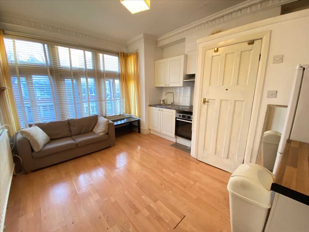 Property photo 2 of 10 Lounge/ Kitchen