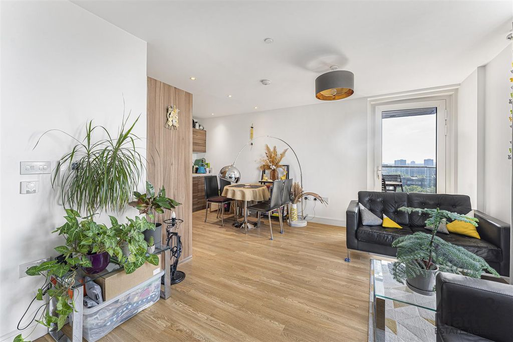 Property photo 3 of 21 Oslo Tower