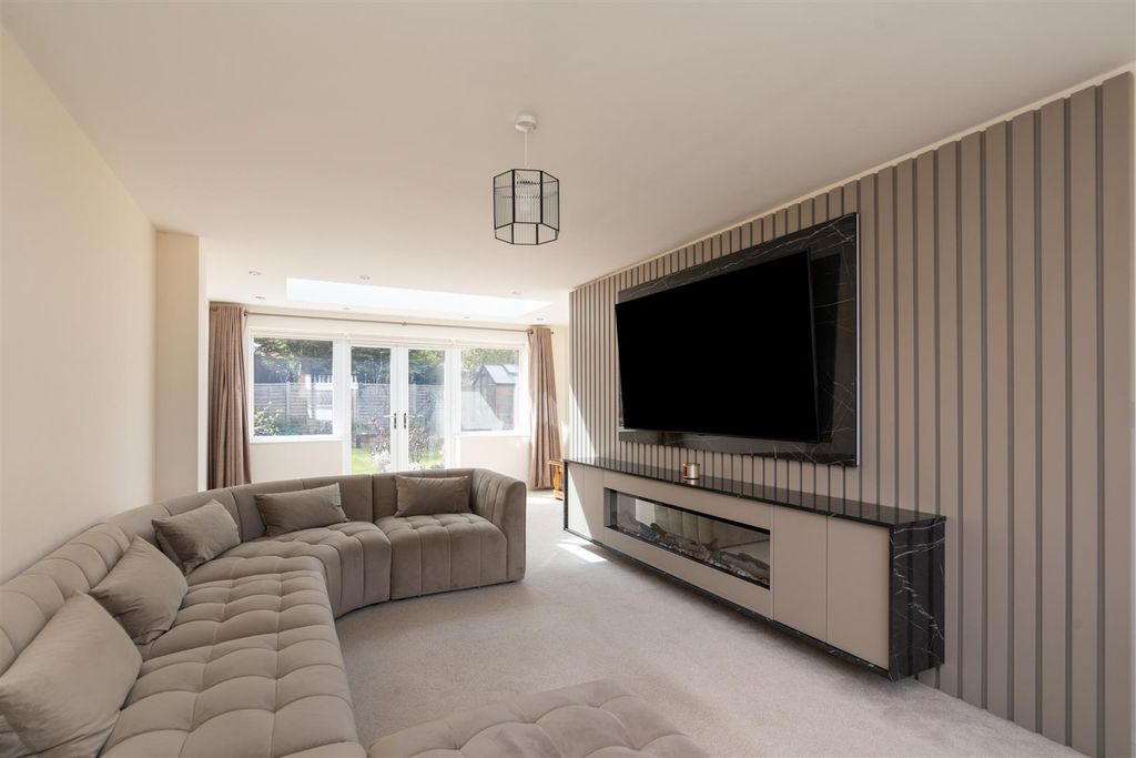 Property photo 3 of 16 34 Dovecote Close_14.Jpg