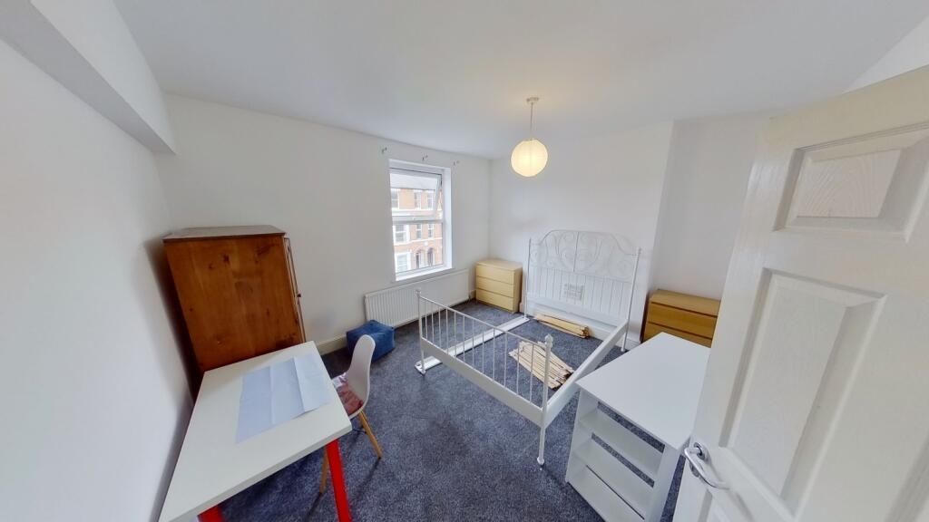 Property photo 1 of 8 Bright And Tidy Double Bedroom Featuring A Large W...