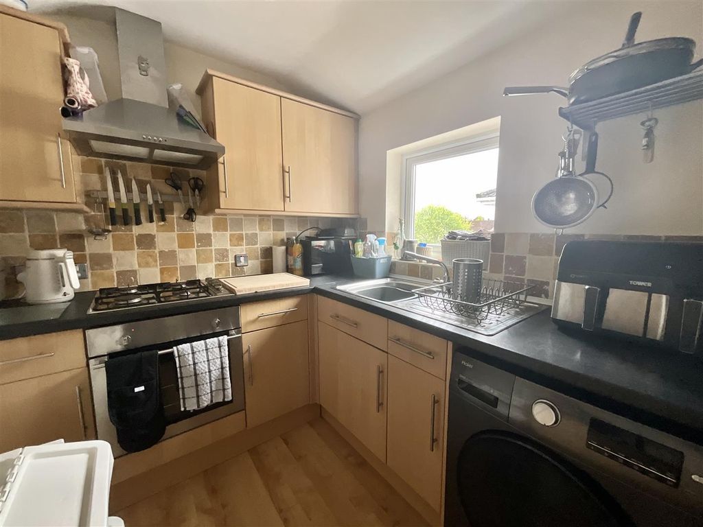 Property photo 3 of 12 Kitchen