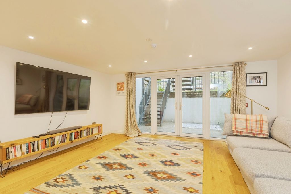 Property photo 3 of 22 Pbox-Img.Jpg