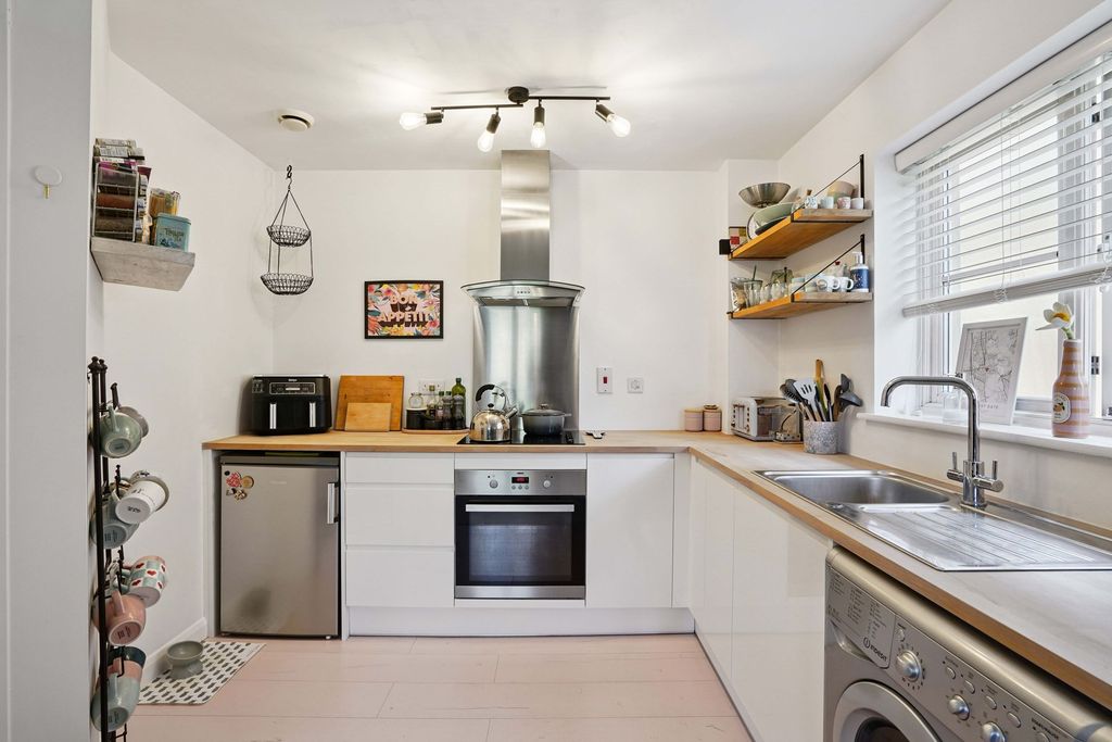 Property photo 3 of 11 Kitchen