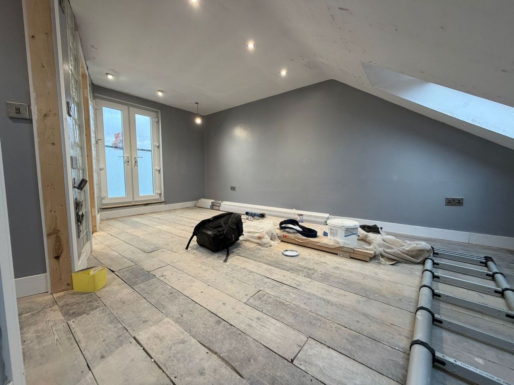 Property photo 3 of 14 Top Floor Room