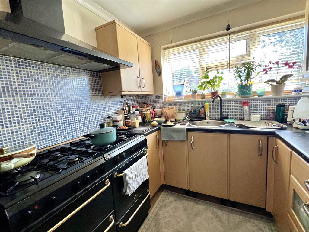 Property photo 3 of 11 Kitchen