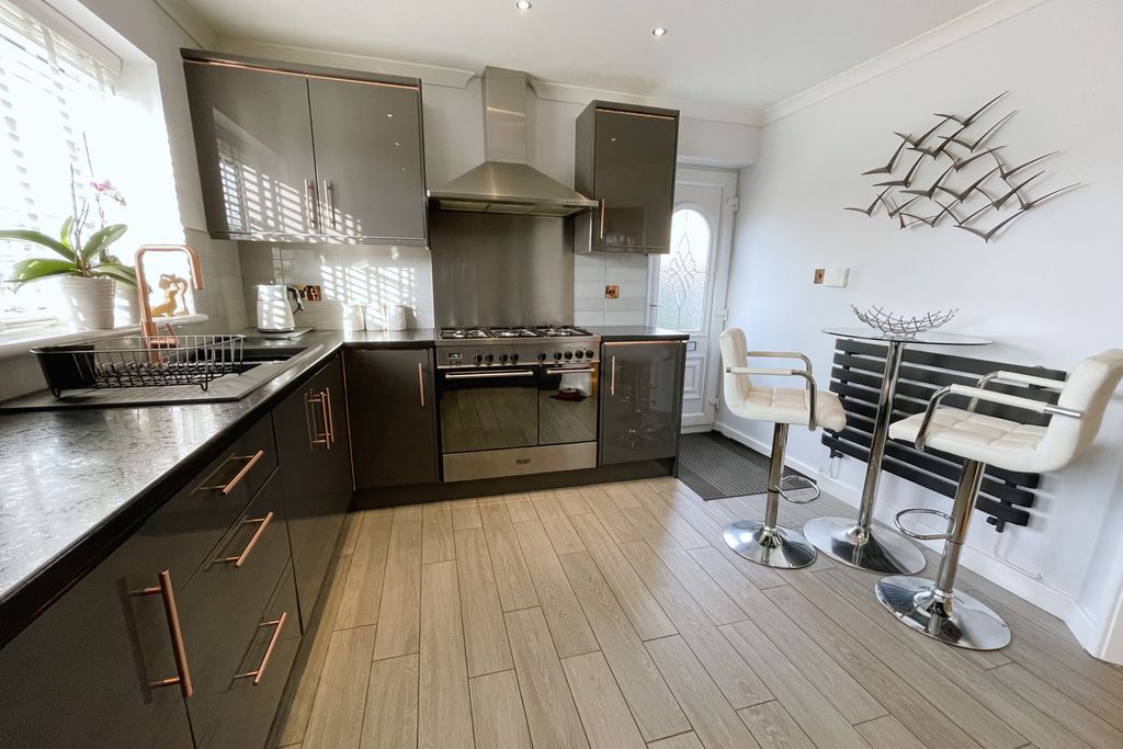 Property photo 3 of 16 7
