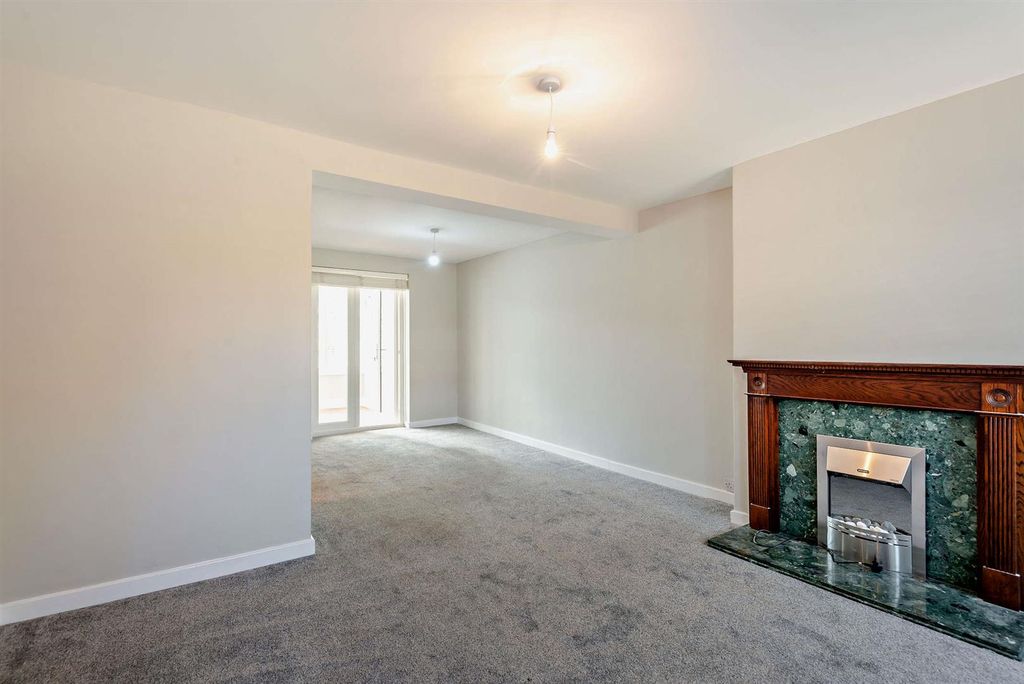 Property photo 3 of 14 8690054-Interior02-800.Jpg