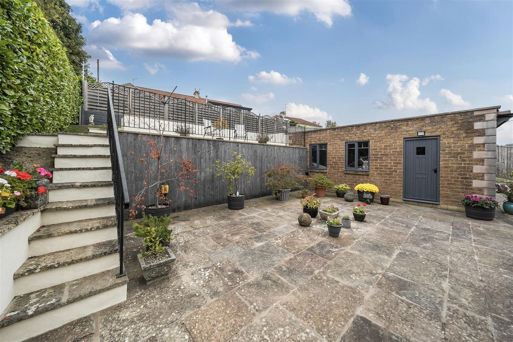 Property photo 2 of 18 1361595-21-68De8E80E056F.Jpg