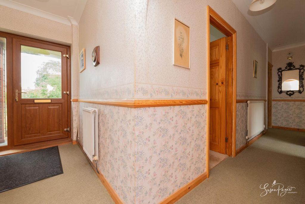 Property photo 3 of 36 Entrance Hall