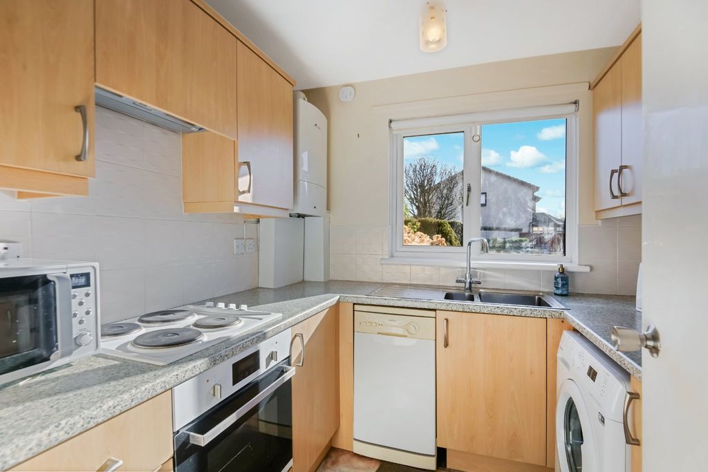 Property photo 3 of 10 Kitchen