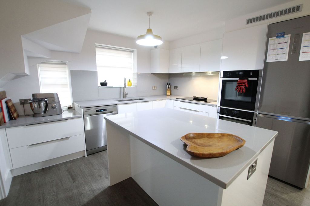 Property photo 2 of 21