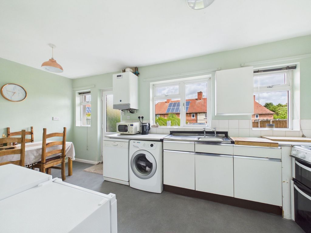 Property photo 3 of 10 Kitchen