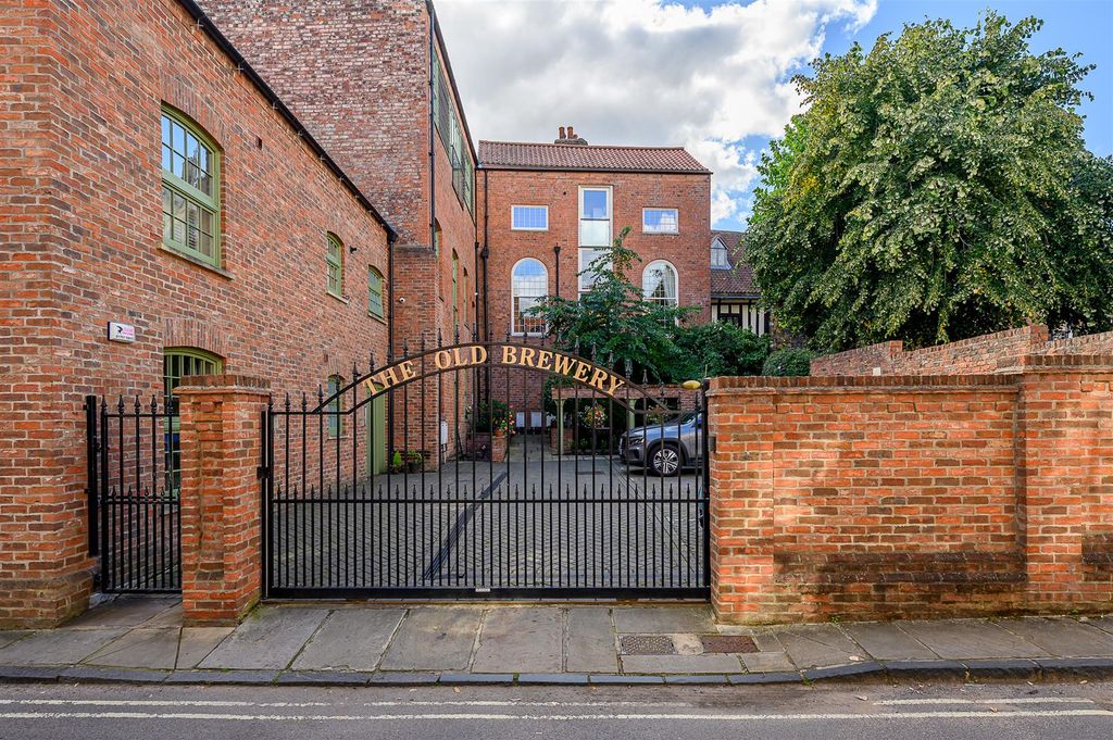 Property photo 2 of 22 External