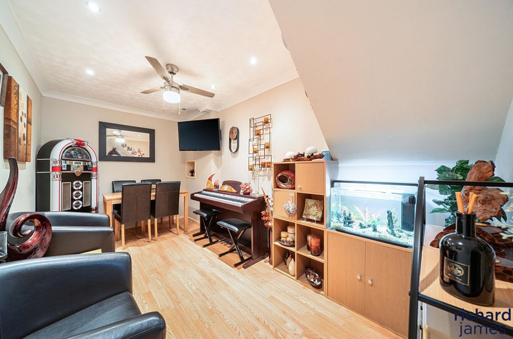 Property photo 3 of 13 c987Bbf331724Fbead326E09974E5039