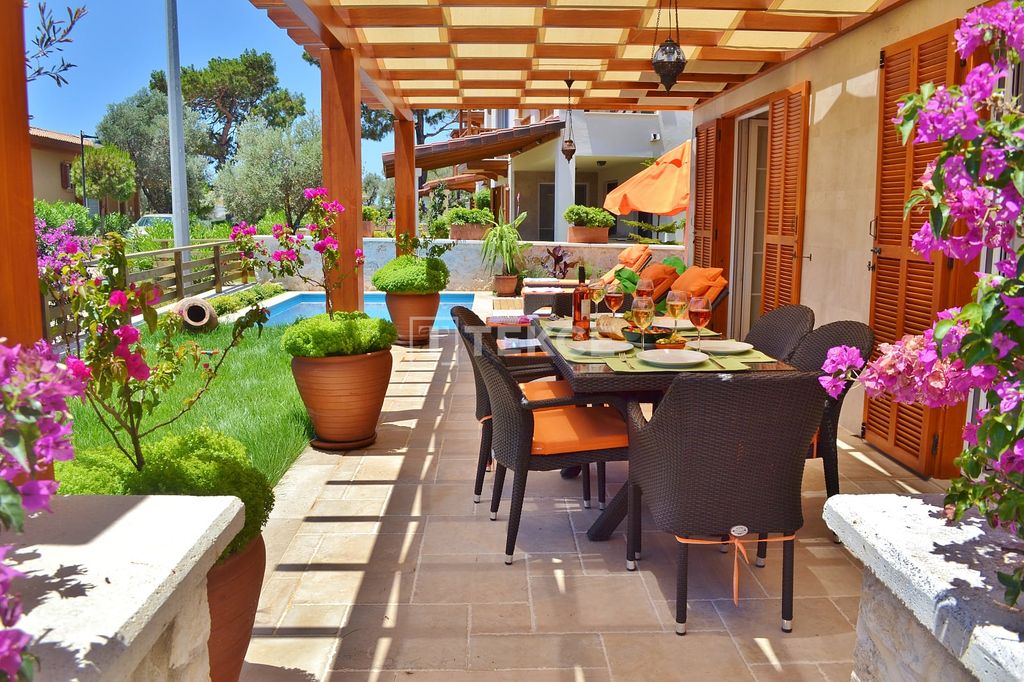 Property photo 2 of 52