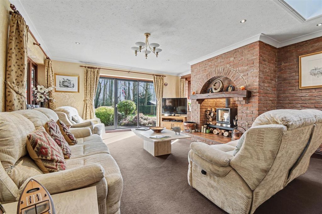 Property photo 2 of 40 Living Room