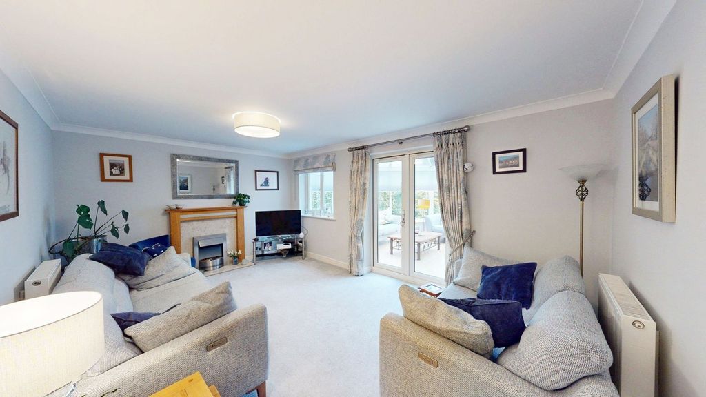 Property photo 2 of 28 Lounge