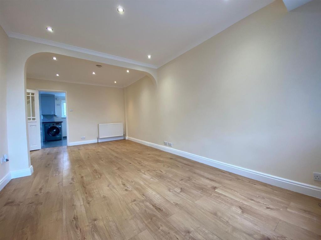 Property photo 3 of 8 Living.Jpg