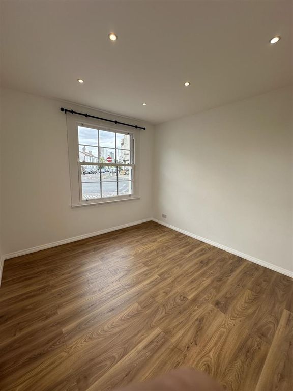 Property photo 3 of 15 A Newly Refurbished 2 Bedroom House In Woolwich, S