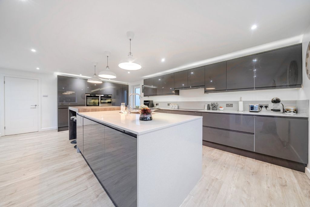 Property photo 3 of 33 Kitchen