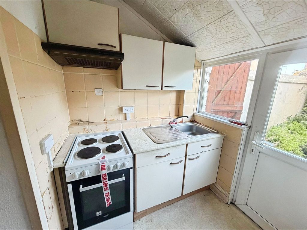 Property photo 3 of 8 Kitchen