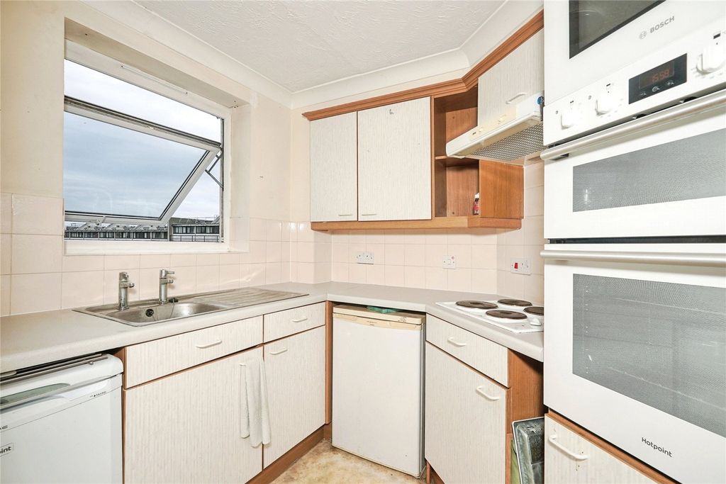 Property photo 3 of 11 Kitchen