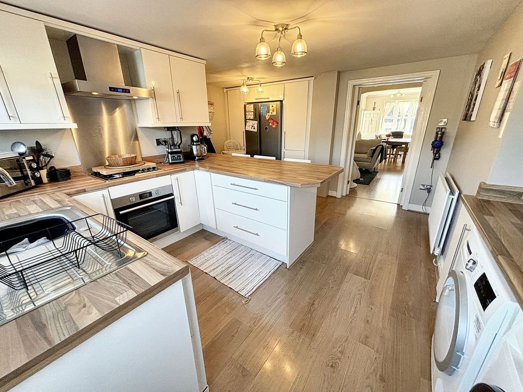 Property photo 2 of 10 Kitchen