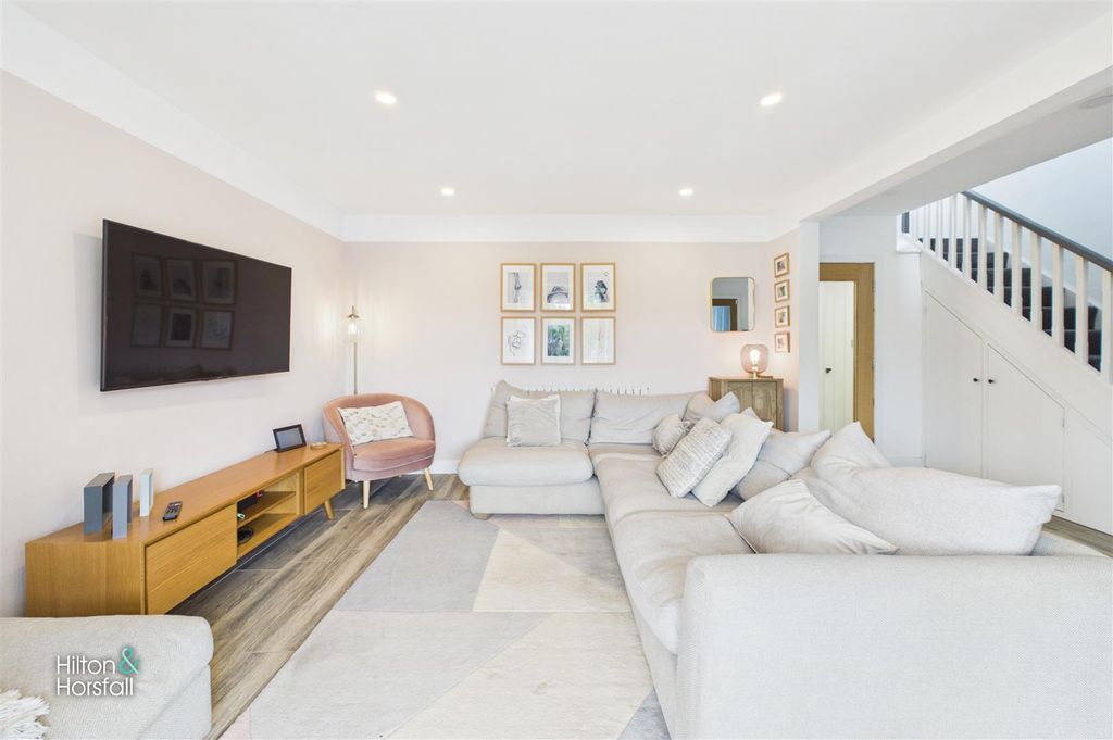 Property photo 2 of 33 Ribble Lane