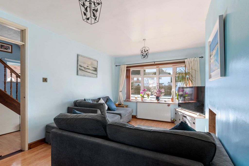 Property photo 3 of 18 Living Room