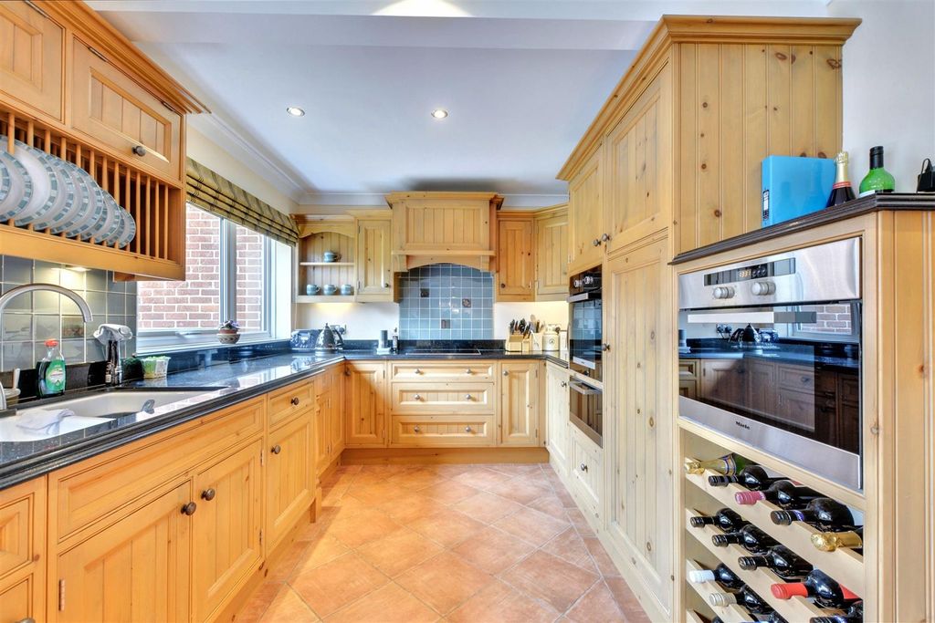 Property photo 2 of 35 Kitchen (2).Jpeg