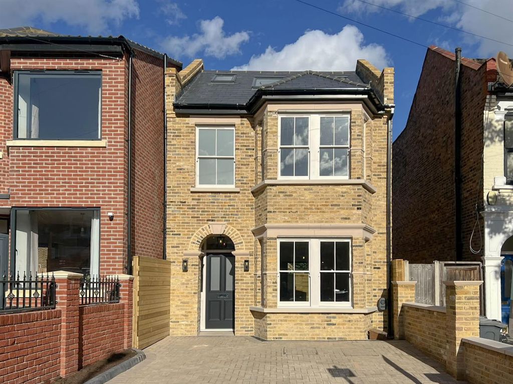 Property photo 1 of 38 Kings Road, E11