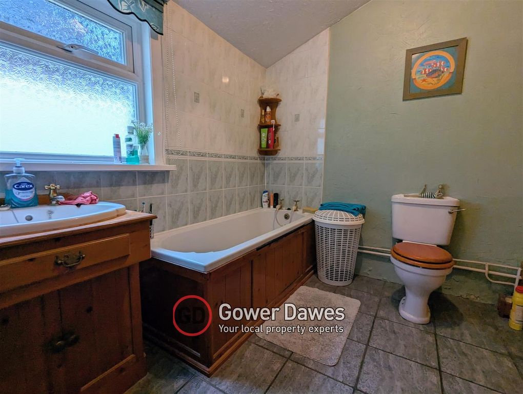 Property photo 3 of 9 Bathroom