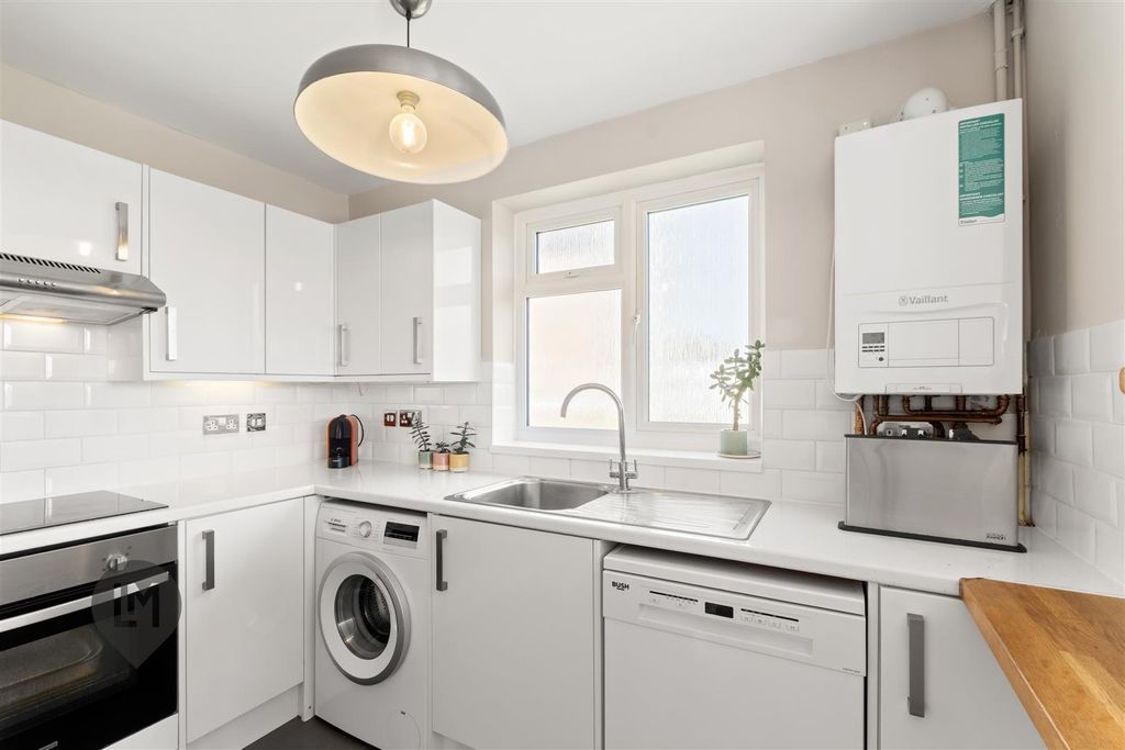 Property photo 3 of 7 Kitchen