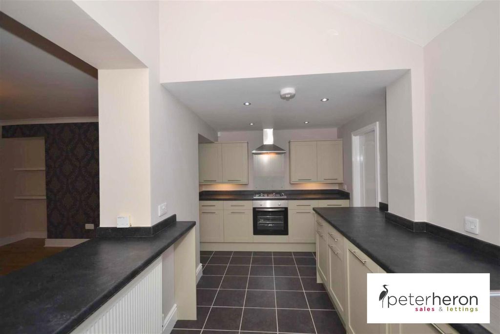 Property photo 3 of 12 Kitchen