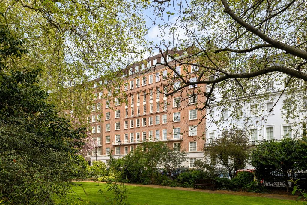 Property photo 1 of 9 Garden Square