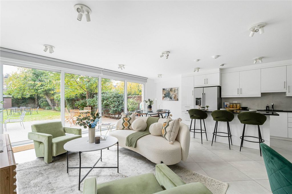 Property photo 3 of 16 Kitchen/Reception