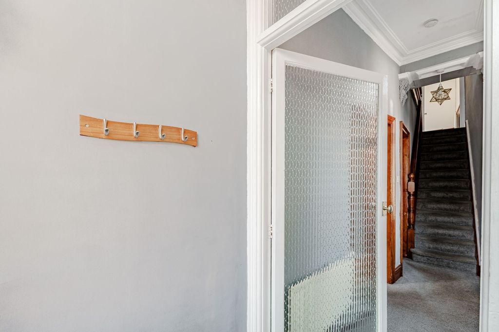 Property photo 2 of 18 Hallway