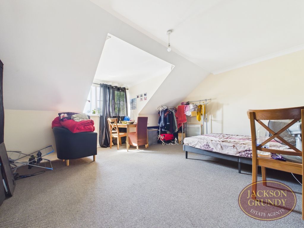 Property photo 2 of 9 Aldbury Court
