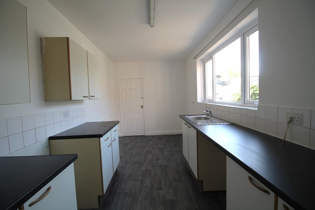 Property photo 3 of 7 Kitchen