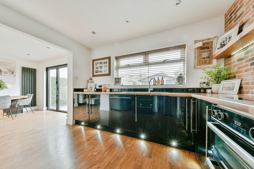 Property photo 3 of 25 Pbox-Img.Jpg