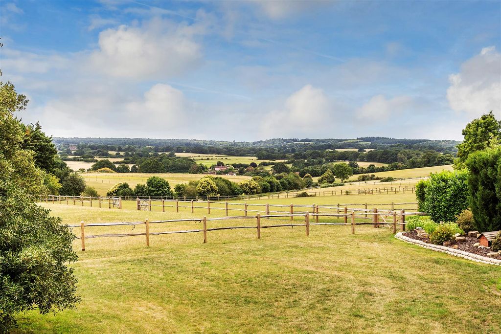 Property photo 3 of 33 House. Partnership