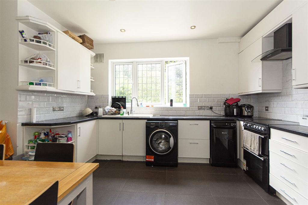 Property photo 3 of 13 Kings Avenue 122 (8).Jpg