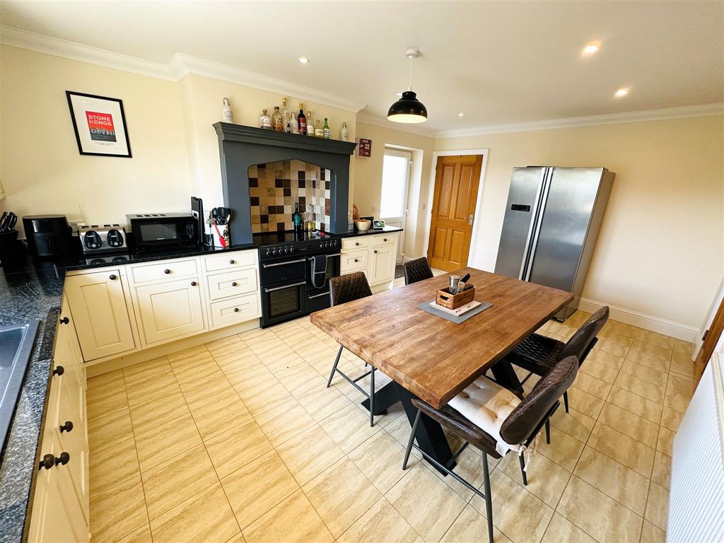 Property photo 2 of 27